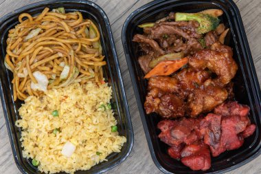 Çin Fast food kombinasyon yemeği, kızarmış pilav, chow mein, tavuk ve çok doyurucu bir yemek için barbekü pirzolası..