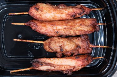 Çin yemeğinden önce teriyaki tavuk şişleri harika bir aperatif gibi görünüyor..