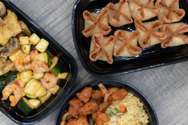 Lezzetli bir ziyafet için nefis bir açık büfe kızarmış mantı, gömlek ve kabak kızartması ve tavuklu pilav..