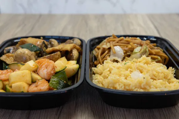 中式快餐饭与炒饭 炒胡椒粉 蘑菇等配餐是一道丰盛的大餐 — 图库照片