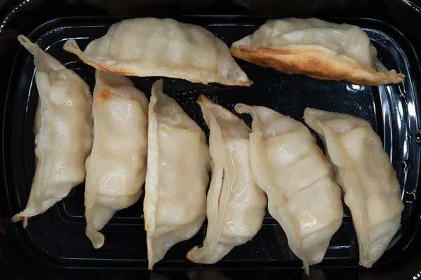 Haşlanmış ve kızartılmış hamur köftelerinin genel görünümü mükemmel bir Çin yemeği aperatifi olur..