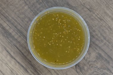 Büyük konteynır dolusu taze ev yapımı kırmızı salsa sosu sos olarak servis edilmeye hazır..