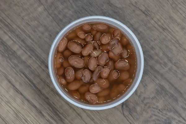 俯瞰着盛放在容器中的大块平底豆 作为餐后的副食 — 图库照片