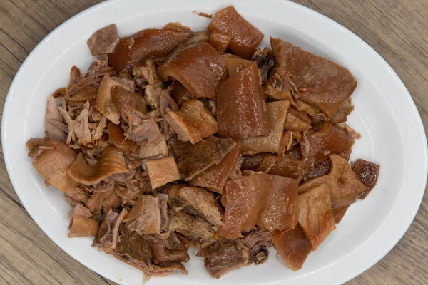 フル風味の食事のためのローストピーマンと混合プレート上のカルニタスポーク肉の寛大な部分のオーバーヘッドビュー — ストック写真
