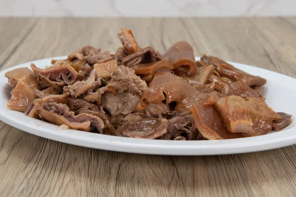 フル風味の食事のためのローストピーマンと混合プレート上のカルニタスポーク肉の寛大な部分 — ストック写真