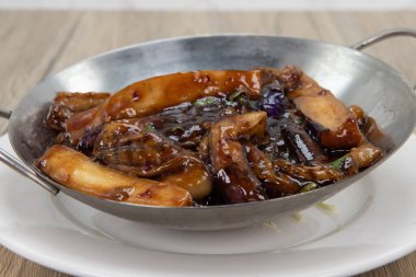 Szechwan soslu patlıcan aromalı vejetaryen tarzı yemek.