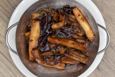 Szechwan soslu patlıcan aromalı vejetaryen usulü yemeğin genel görünümü