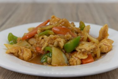 Karışık sebzeli baharatlı tavuk tabağında uzun bir yığın oluşturur..