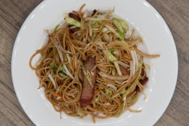 Barbekü domuz eti, chow mein ve sağlıklı erişte manzarası tüm tabağı lezzetli bir Çin yemeği ile dolduruyor..