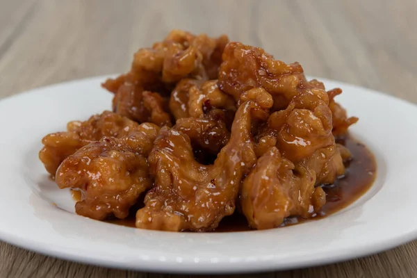 Çin yemek menüsündeki portakallı tavuğun zengin manzarası..