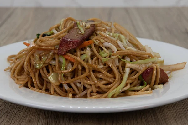 Barbekü domuz eti, chow mein ve sağlıklı erişte tüm tabağı lezzetli bir Çin yemeği ile doldurur..