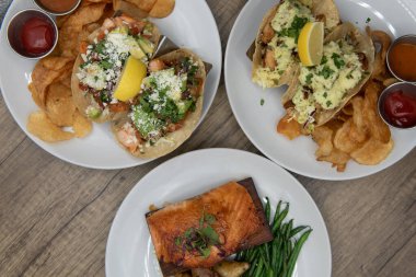 Yemek için bir sürü seçeneğin olduğu açık büfe. Taze ızgara ve burada takolar var..