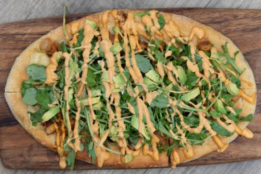 Çiotlu çiftlik soslu ve kıtır kıtır etli bol soslu tavuklu düz ekmekli pizza manzarası..