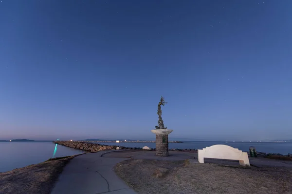 Estrellas Centelleantes Cielo Oscuro Mañana Brillan Sobre Estatua Del Faro — Foto de Stock
