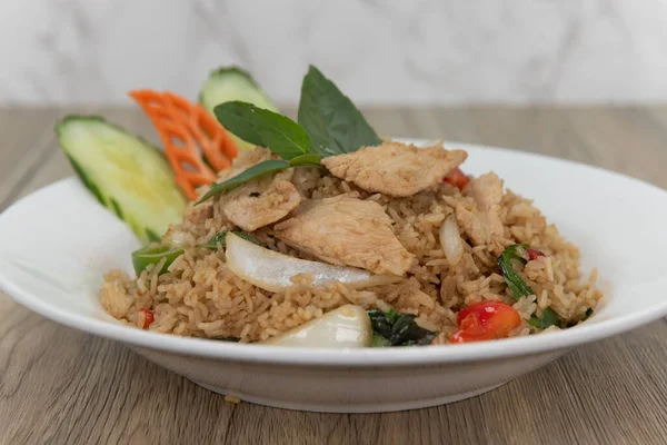 Generous Helping Spicy Fried Rice Sliced Chicken Delicious Pile Thai — Stok Foto