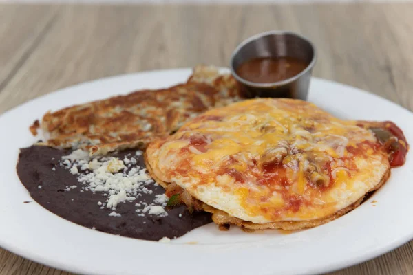 Huevos Rancheros Eggs Refried Beans Hashbrowns Delicious Mexican Breakfast Meal — Foto de Stock