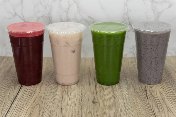 Míchaná Řada Barevných Smoothies Velkých Pohárech Dělá Výběr Který Nich — Stock fotografie