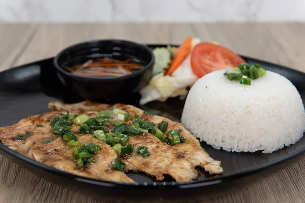 Pollo Parrilla Con Arroz Invertido Para Una Comida Vietnamita Servida —  Fotos de Stock