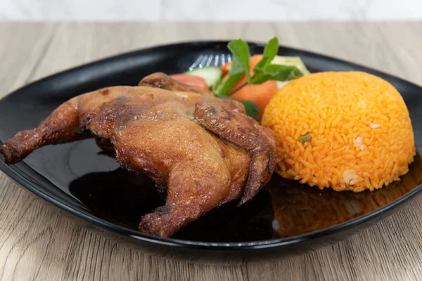 Ayam Panggang Renyah Disajikan Dengan Nasi Untuk Makanan Vietnam Yang — Stok Foto