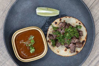 Yemekten önce yemek için lezzetli çikolotalı biftek ve tako manzarası..