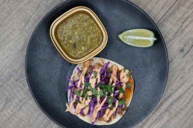 Yemekten önce yemen için kişniş soslu domuz dürümünün leziz aperatifi..