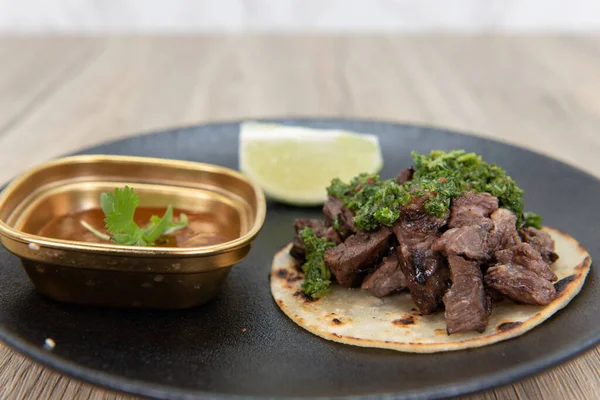 Yemekten önce yemek için chimichuri taco 'sunun lezzetli aperatifi..