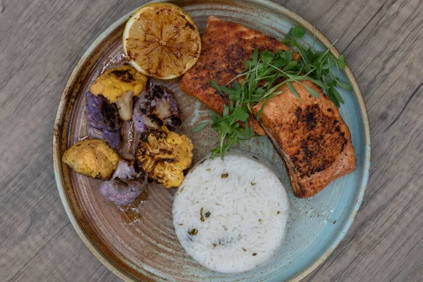 Stevig Bord Van Gegrilde Zalm Witte Rijst Kleurrijke Bloemkool Een — Stockfoto