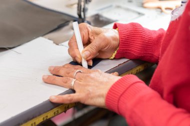 Becerikli eller, en iyi üretim kalitesi için deri üzerinde kusursuz izler bırakıyor..