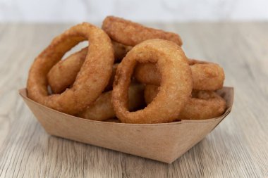 Kızarmış soğan halkalarının mezeleri her zaman çok lezzetlidir..