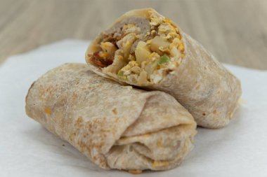 Kahvaltılık dürüm, tortilla içindeki güzellikleri göstermek için ikiye bölündü..