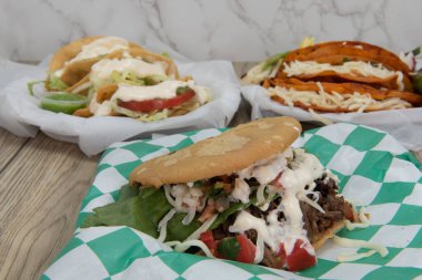 Önde sunulan gorditas sandviçi ile yemek için Latin aromalı seçimler yapmak zor..