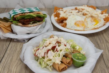 Lantino mutfağı seçenekleri açık büfe tarzında sunuluyordu. Önünde de un tortilla flautaları vardı..