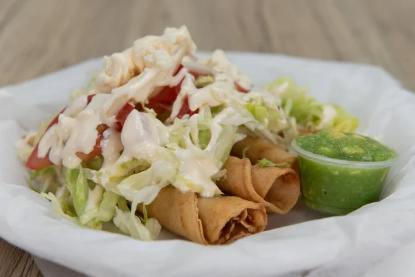 Flour Tortilla Flautas Servi Dans Des Coquilles Croustillantes Garnie Pico — Photo