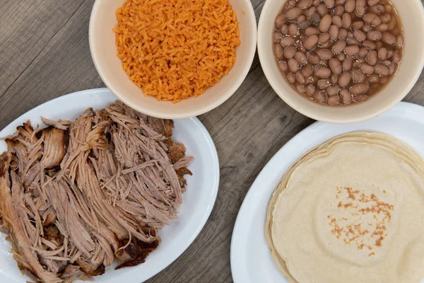 맛있는 멕시코 음식에 위에는 카르니 돼지고기 토르티야 곁들여 식탁에 내놓고 — 스톡 사진