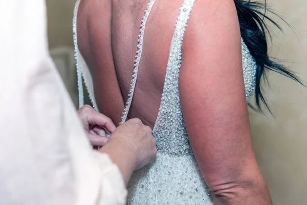 Руки Покоївки Кнопки Остаточні Кнопки Весільної Сукні Нареченої Перед Церемонією — стокове фото