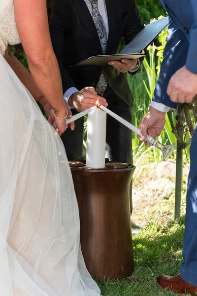 花嫁と新郎は 個々のろうそくを取り 彼らの結婚の団結を象徴するために大きなろうそくを点灯 — ストック写真