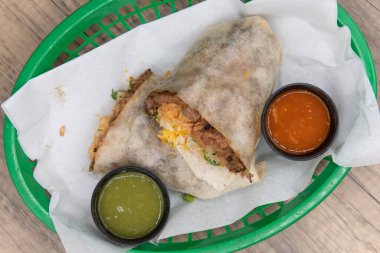 Yüklü asada burrito 'nun yarı yarıya kesilmesi, fast food sepetinde servis edilen biftek, pirinç ve fasulyeyi gözler önüne seriyor..