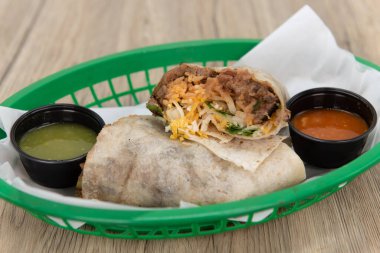 Yarıya bölünmüş asada burrito, fast food sepetinde servis edilen biftek, pirinç ve fasulyeyi ortaya çıkarıyor..