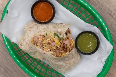 Yüklü kahvaltı dürümünün genel görünümü jambon, yumurta, peynir ve pastırmayı ortaya çıkarıyor..