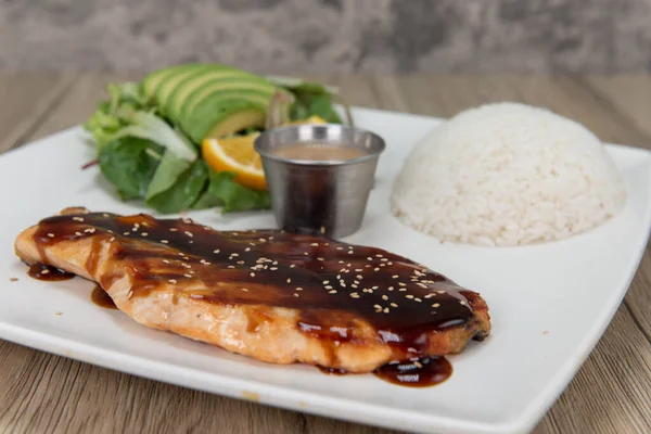 Masakan Asia Hidangan Tradisional Teriyaki Salmon Disajikan Dengan Nasi Putih — Stok Foto