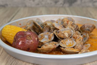 Lezzetli haşlanmış midye paleti, hindibalı mısır ve lezzetli deniz ürünleri yemeği için tereyağlı soslu patates..