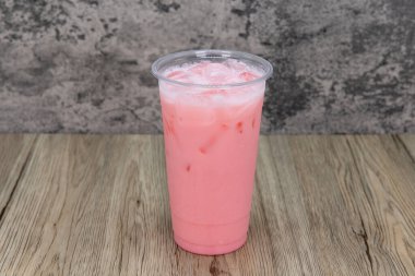 Uzun bir fincanda lezzetli stawberry milktea ve susamış iştahın için buz gibi soğuk..