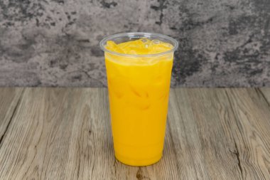 Uzun bir fincanda lezzetli mango milkshake ve susamış iştahın için buz gibi..