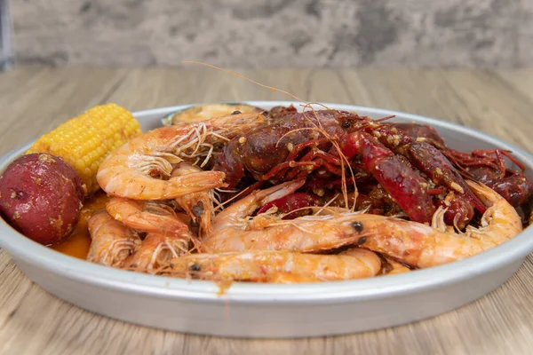 Delicious Platter Boiled Shrimp Crawfish Corn Cobb Potatoes Buttery Sauce — Stock Photo, Image