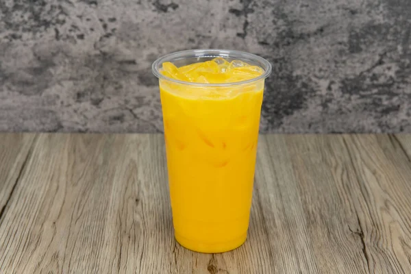 Chutné Mango Mléčný Koktejl Vysokém Šálku Ledem Žíznivý Apetit — Stock fotografie