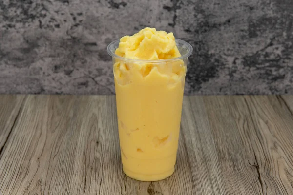 Chutné Mango Míchané Nápoj Vysokém Šálku Chlad Ledu Pro Žíznivý — Stock fotografie