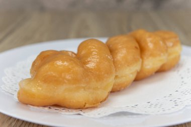 Fırından taze taze çıkmış fırından fırında servis edilen kıvrımlı çörek..