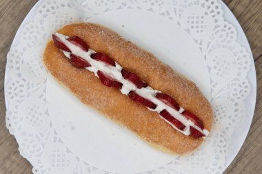 Fırından taze taze taze çilekli çöreğin baştan çıkarıcı görüntüsü bir tabakta servis ediliyor..