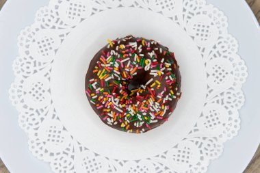 Fırından yeni çıkmış nefis bir manzara fırından serpilmiş kek çöreği bir tabakta servis ediliyor..