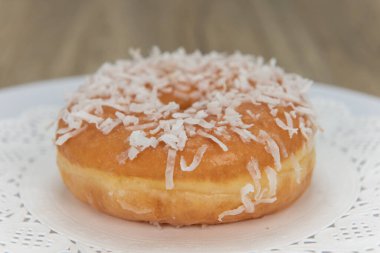 Fırından taze çıkmış, hindistan cevizi kaplı çörekler. Tabakta servis ediliyor..